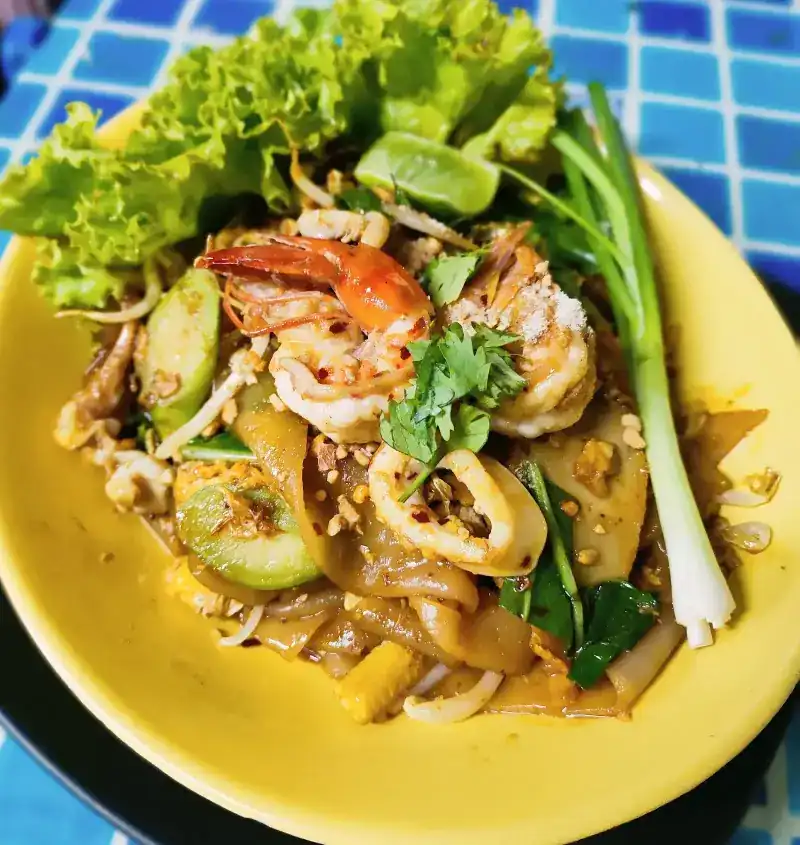 Wide rice noodles stir-fried with prawn and squid