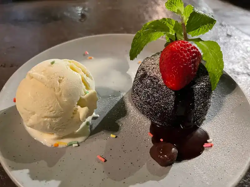Chocolate lava cake with vanilla ice cream and a strawberry / ช็อกโกแลตลาวาเค้ก ไอศกรีมวานิลลา และสตรอว์เบอร์รี