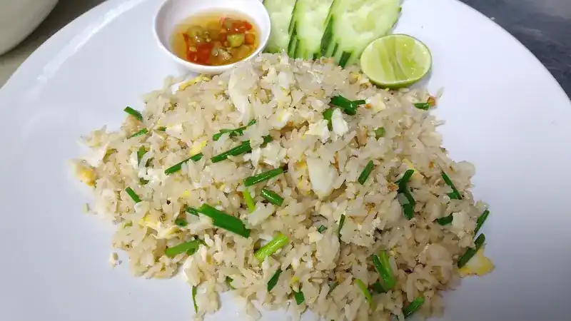 Fried rice with spring onion, cucumber and lime