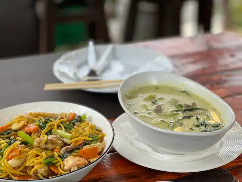 Stir-fried yellow noodles with vegetables, and a bowl of green curry | บะหมี่ผัดผัก และแกงเขียวหวานหนึ่งถ้วย