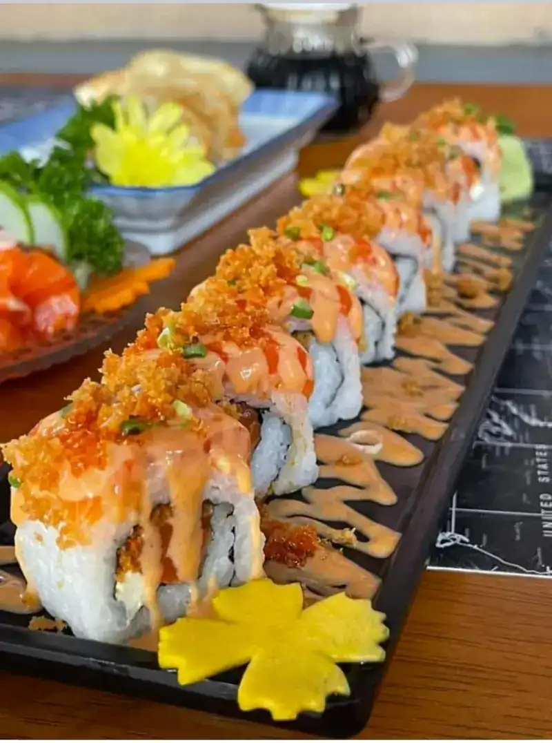 Roll with spicy sauce, crispy flakes and orange fish roe