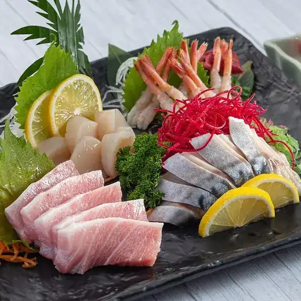 Sashimi of tuna, scallop, sweet shrimp and mackerel with lemon