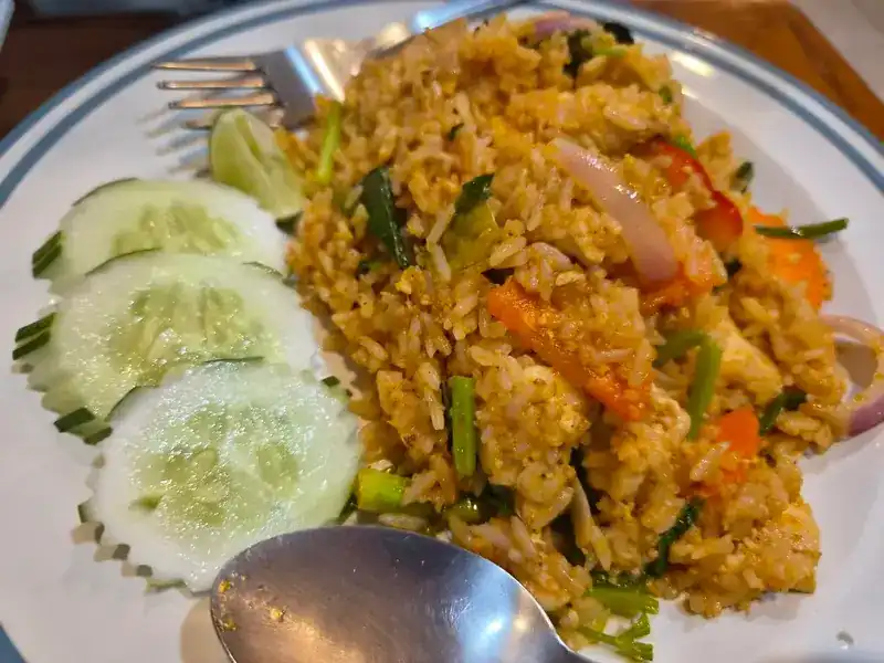 Fried rice with cucumber and lime / ข้าวผัดกับแตงกวาและมะนาว