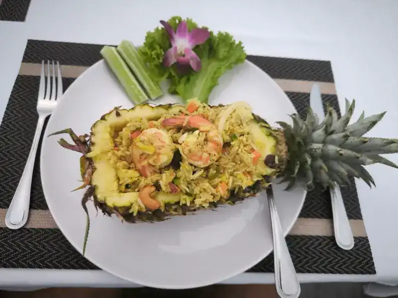 Pineapple fried rice with prawns and cashew nuts, served in the pineapple / ข้าวผัดสับปะรดใส่กุ้งและเม็ดมะม่วงหิมพานต์ เสิร์ฟในลูกสับปะรด