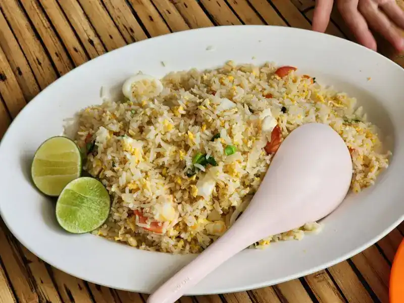 Fried rice with egg, served with lime