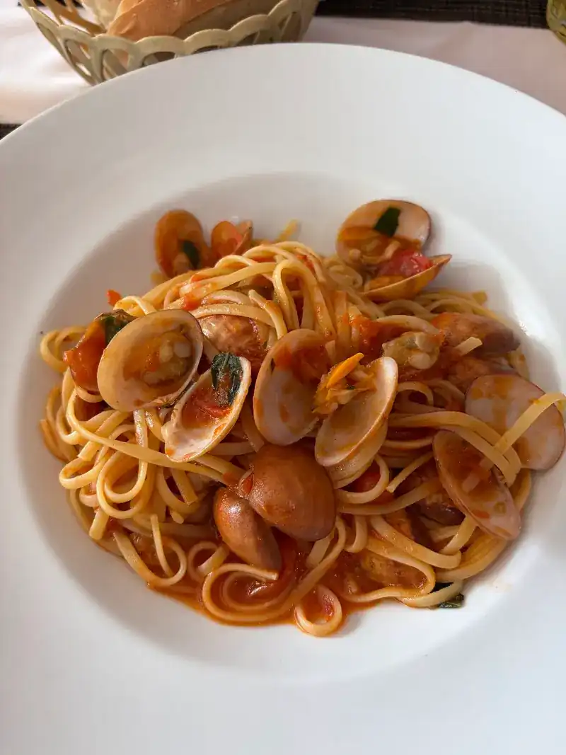 Pasta with clams in tomato sauce / พาสต้าหอยลายซอสมะเขือเทศ