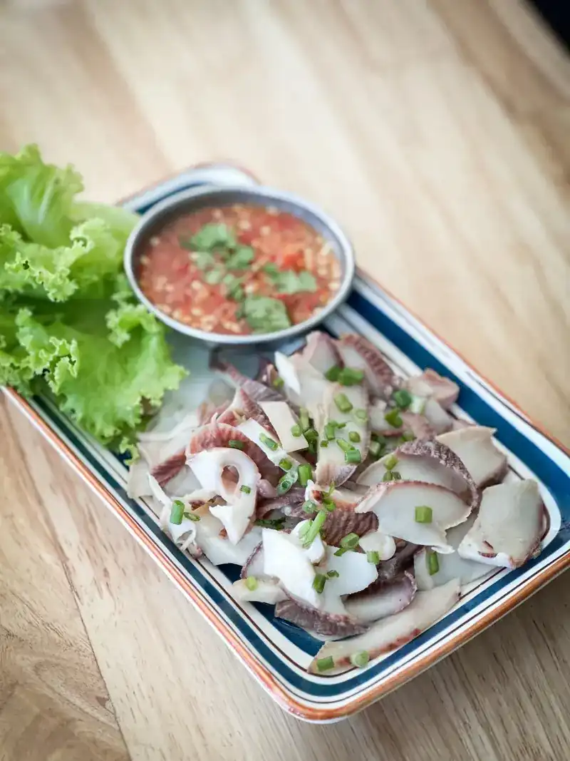 Sliced squid with a chilli dipping sauce and lettuce