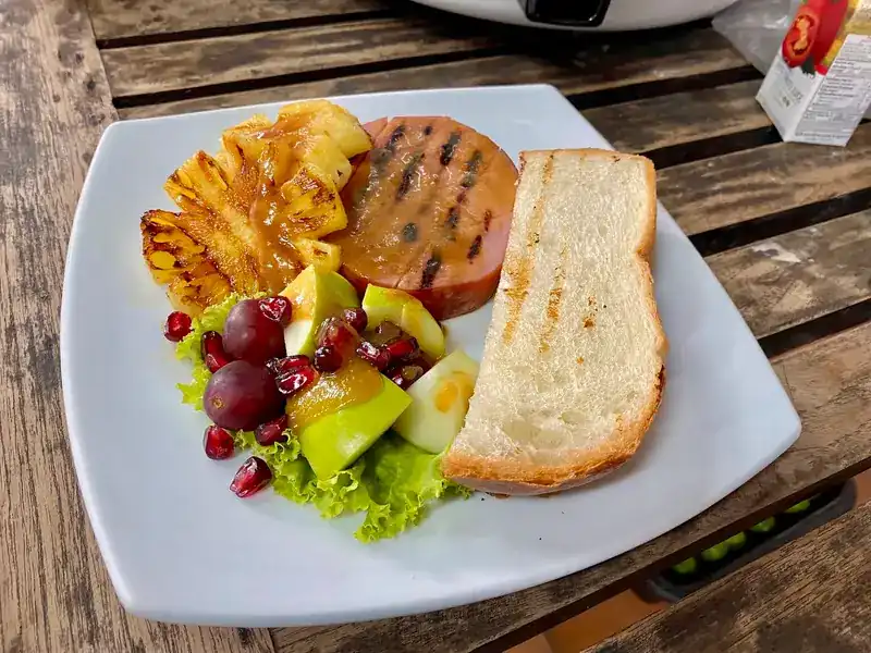 Grilled ham with grilled pineapple, fresh fruit and toast