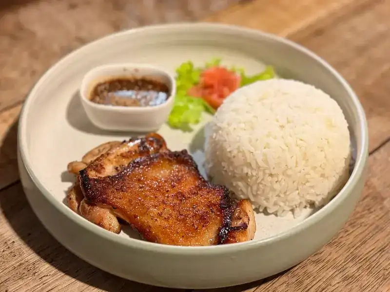 Grilled chicken with a dome of rice, salad and a small bowl of dipping sauce / ไก่ย่างกับข้าวสวย ผักสลัด และน้ำจิ้มถ้วยเล็ก