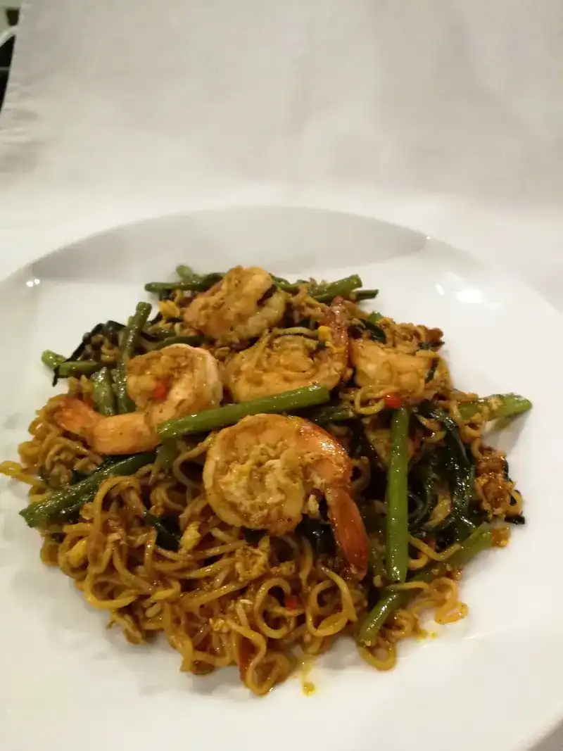 Stir-fried instant noodles with prawns and greens / มาม่าผัดกุ้งกับผัก