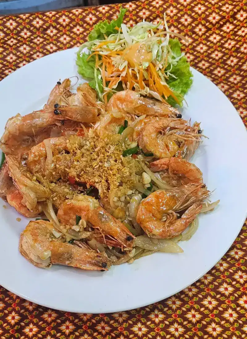 Prawns topped with golden fried garlic
