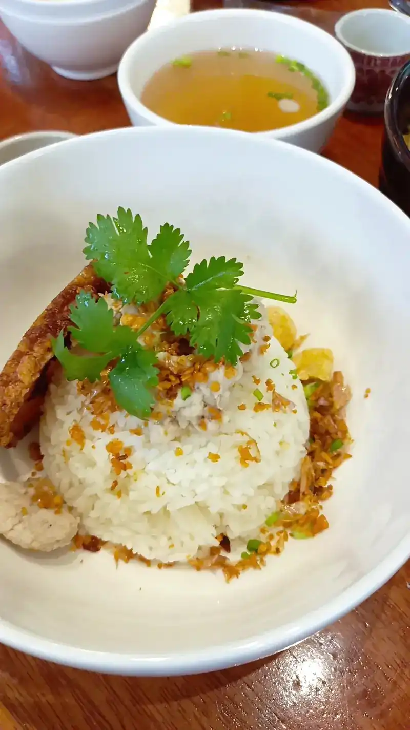 Rice with crispy pork and fried garlic, with a cup of clear soup