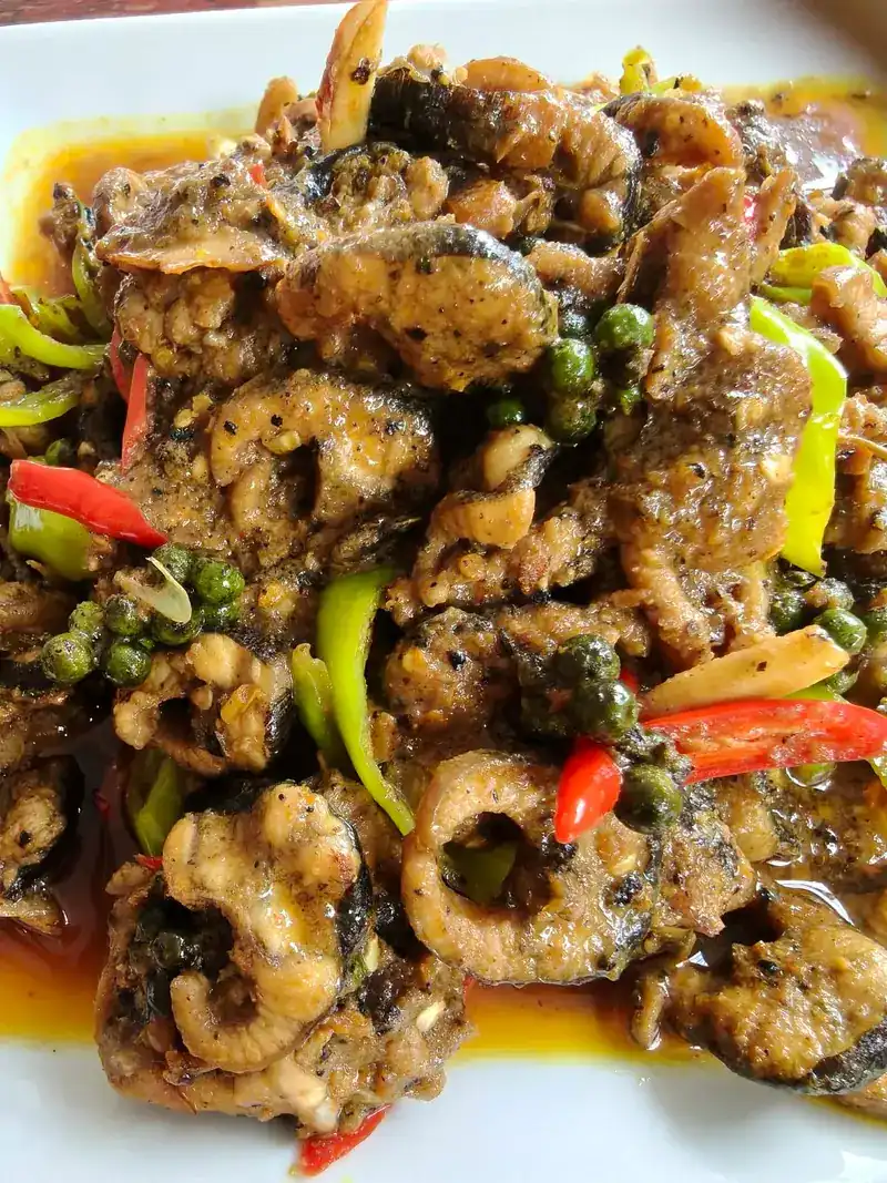 A stir-fry with green peppercorns, chillies and herbs