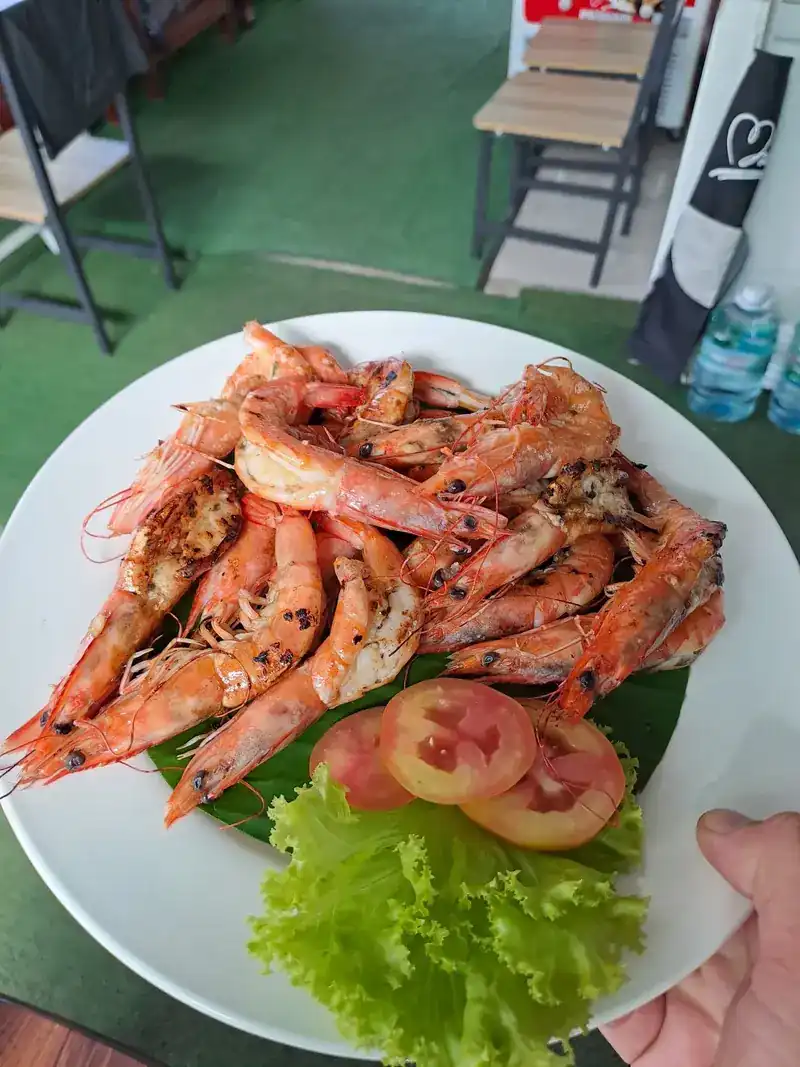 A plate of grilled prawns with lettuce and tomato