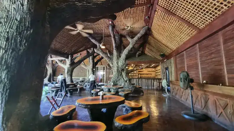 The dining room by day under its lattice roof / ห้องอาหารยามกลางวันใต้หลังคาระแนง