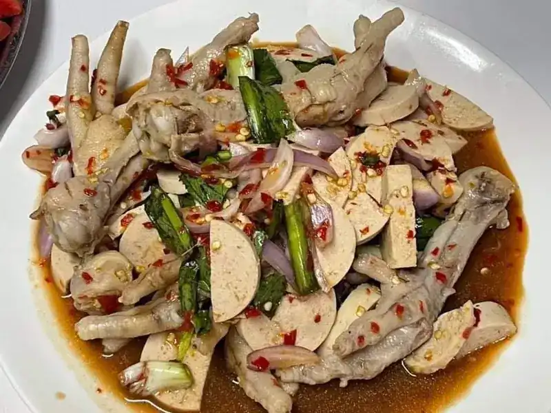 Spicy chicken-feet salad with sliced chicken sausage, shallots and chilli / ยำตีนไก่กับไก่ยอ หอมแดง และพริก