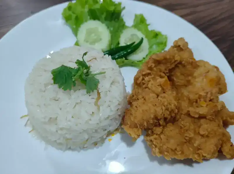 Rice with crispy fried chicken, cucumber, lettuce and green chilli