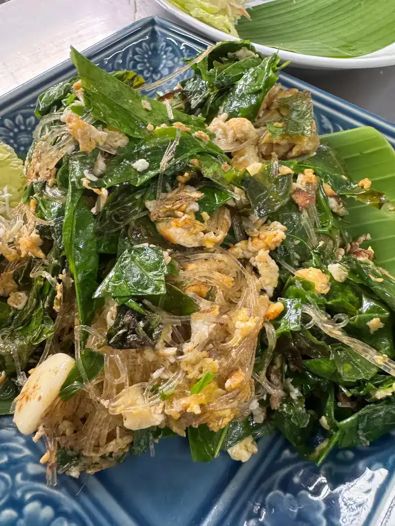 Glass noodles stir-fried with green leaves and egg