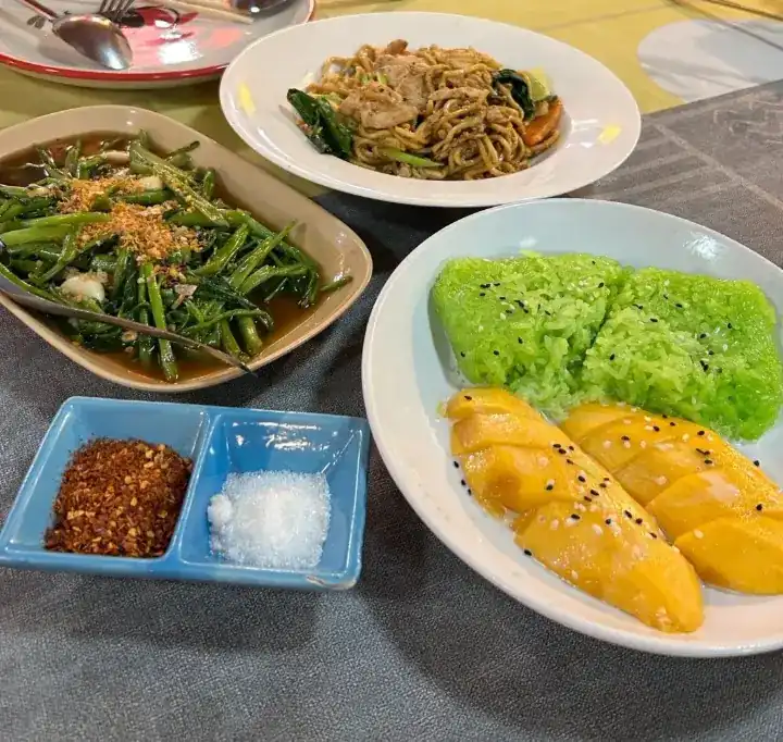 Mango sticky rice, stir-fried morning glory and noodles / ข้าวเหนียวมะม่วง ผัดผักบุ้ง และเส้นผัด