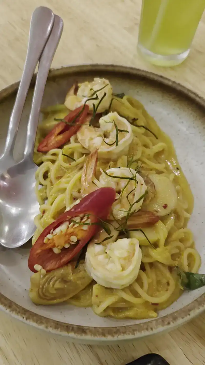 Pasta with prawns and red chilli