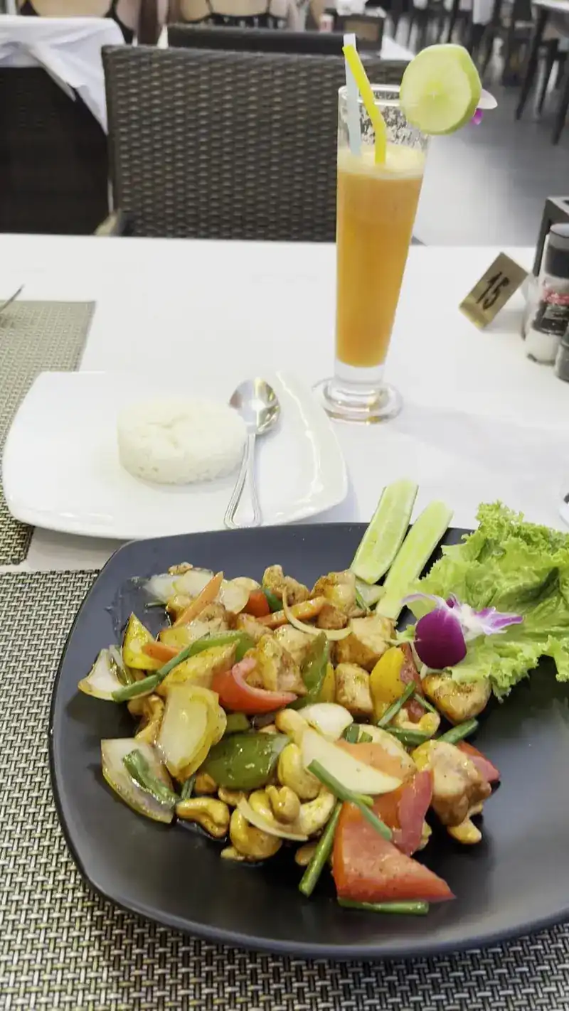 Chicken stir-fried with cashew nuts, with rice and a fresh juice / ไก่ผัดเม็ดมะม่วงหิมพานต์ กับข้าวสวยและน้ำผลไม้