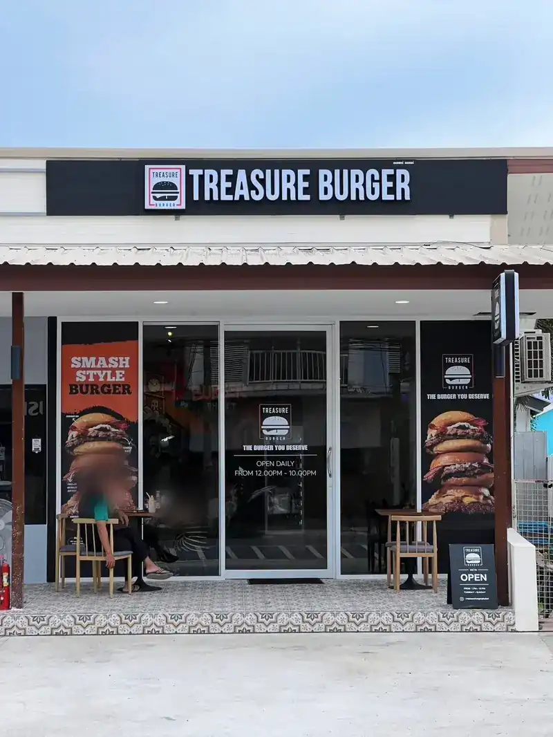 The shopfront with its black Treasure Burger sign / หน้าร้านพร้อมป้ายสีดำของ Treasure Burger