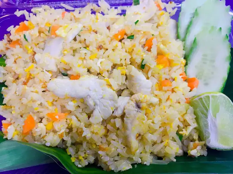 Fried rice with cucumber and a wedge of lime