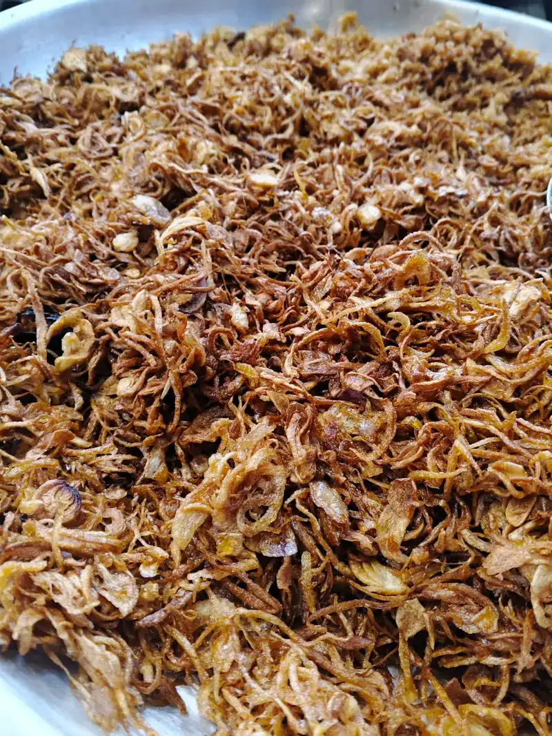 A heap of crisp fried shallots