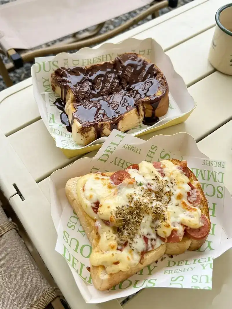 Thick toast with chocolate sauce, and thick toast baked with cheese