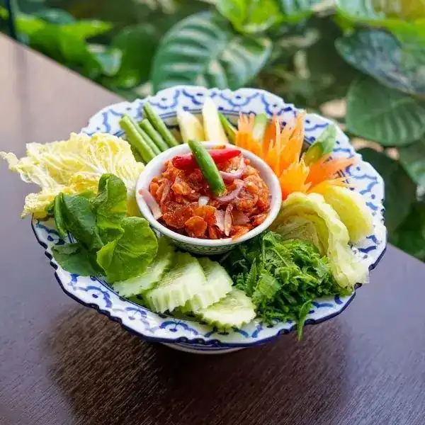 น้ำพริกกุ้งเสียบ: chilli paste with dried shrimp in a bowl ringed with fresh vegetables