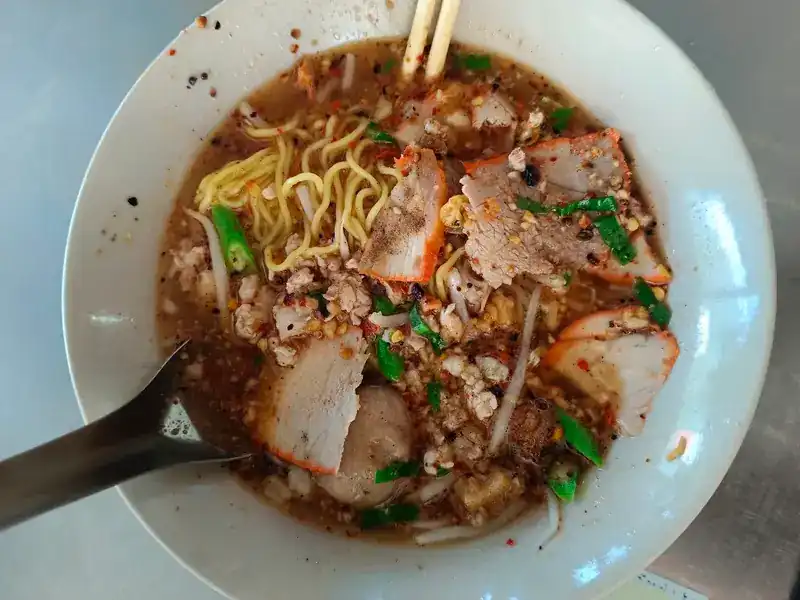 Egg noodles in soup with red pork, minced pork, a pork ball and long beans / บะหมี่น้ำ ใส่หมูแดง หมูสับ ลูกชิ้น และถั่วฝักยาว