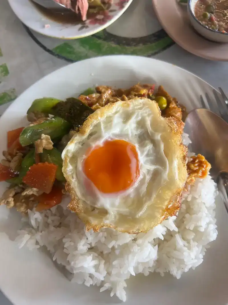 Rice with a stir-fry and a fried egg
