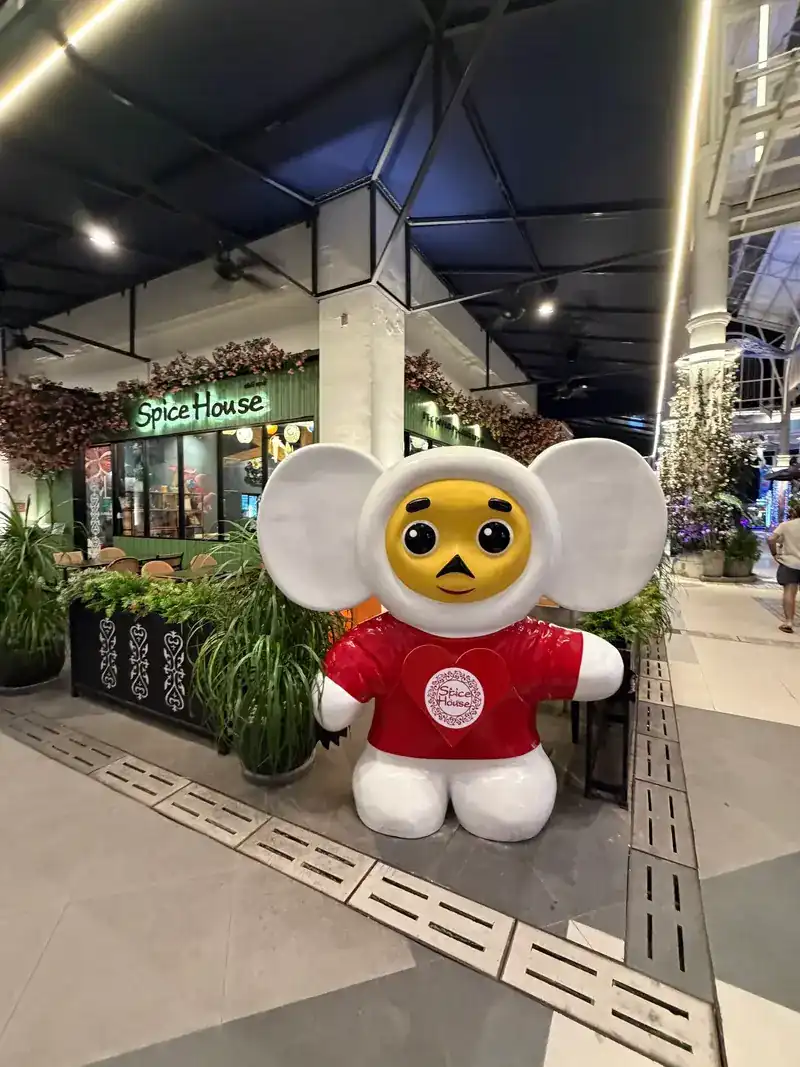 The Spice House entrance in Jungceylon, with a big-eared statue in a red shirt by the door