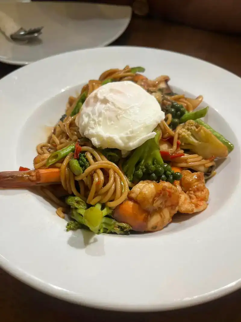 Spaghetti with prawns, broccoli, green peppercorns and a poached egg / สปาเก็ตตี้กุ้ง บรอกโคลี พริกไทยอ่อน และไข่ลวก