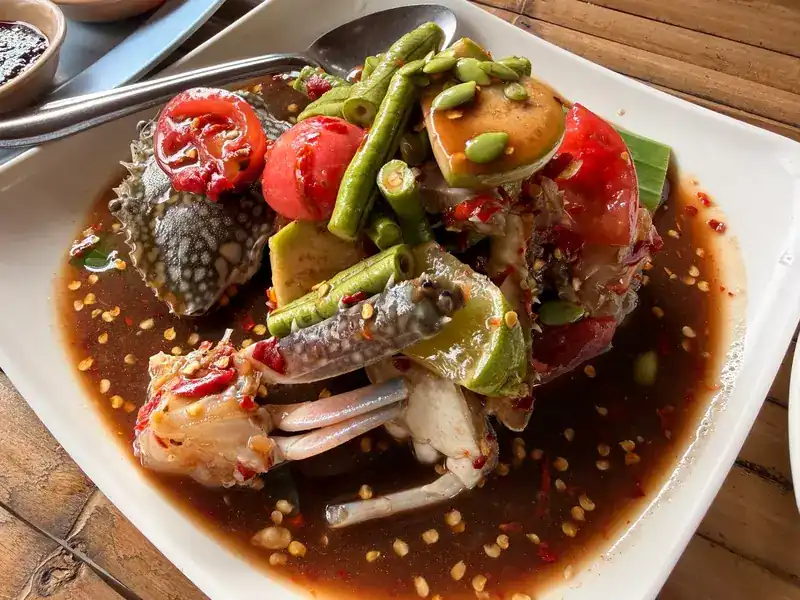 Crab with long beans, tomatoes and lime in a spicy dressing