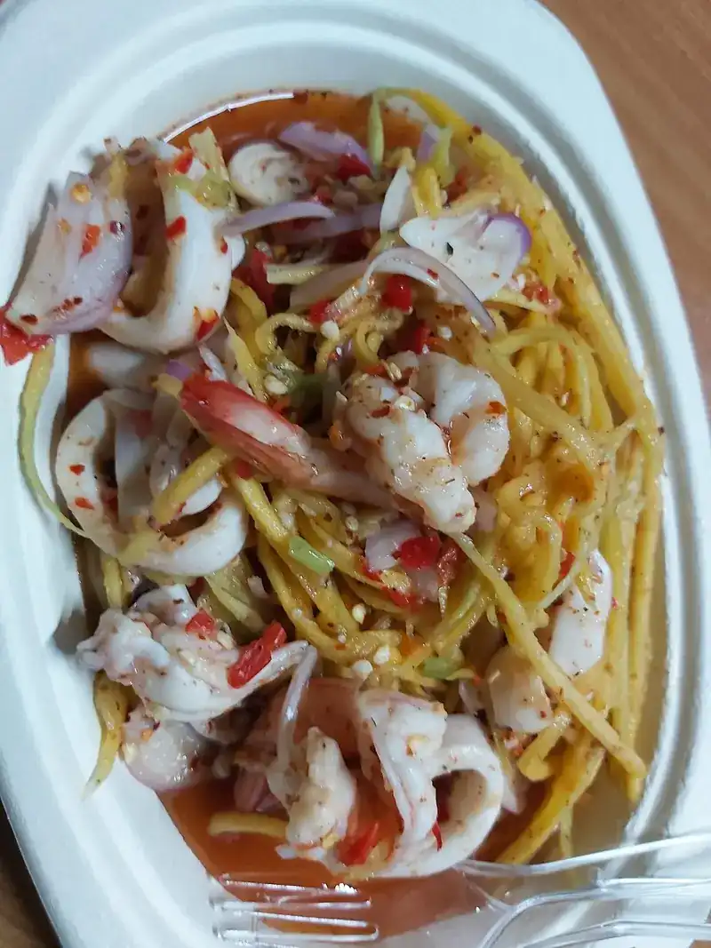 Spicy seafood salad with squid, prawns and shredded green fruit — ยำทะเลรสจัด ปลาหมึก กุ้ง และผลไม้ดิบขูดเส้น