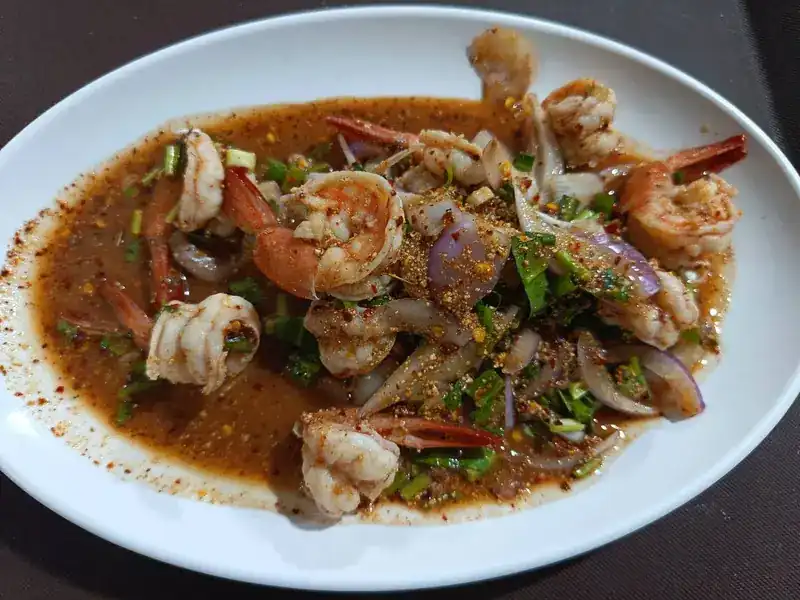 Prawns in a spicy dressing with shallots and herbs / กุ้งในน้ำยำรสแซ่บ กับหอมแดงและสมุนไพร