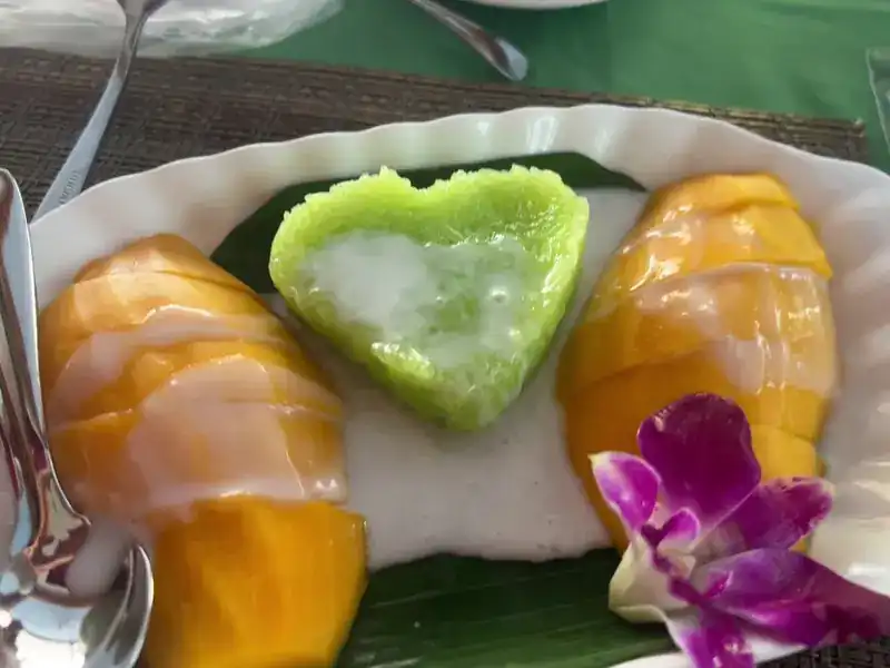 Mango sticky rice with a heart of green sticky rice and an orchid / ข้าวเหนียวมะม่วง ข้าวเหนียวสีเขียวรูปหัวใจ แต่งด้วยกล้วยไม้
