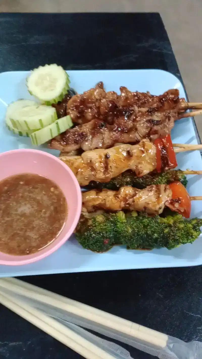 Grilled chicken skewers and broccoli with dipping sauce