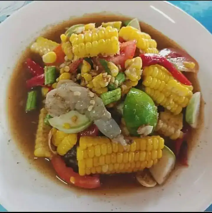 Corn salad with lime, tomato, long beans and shrimp