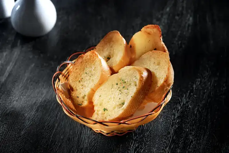 A basket of toasted garlic bread