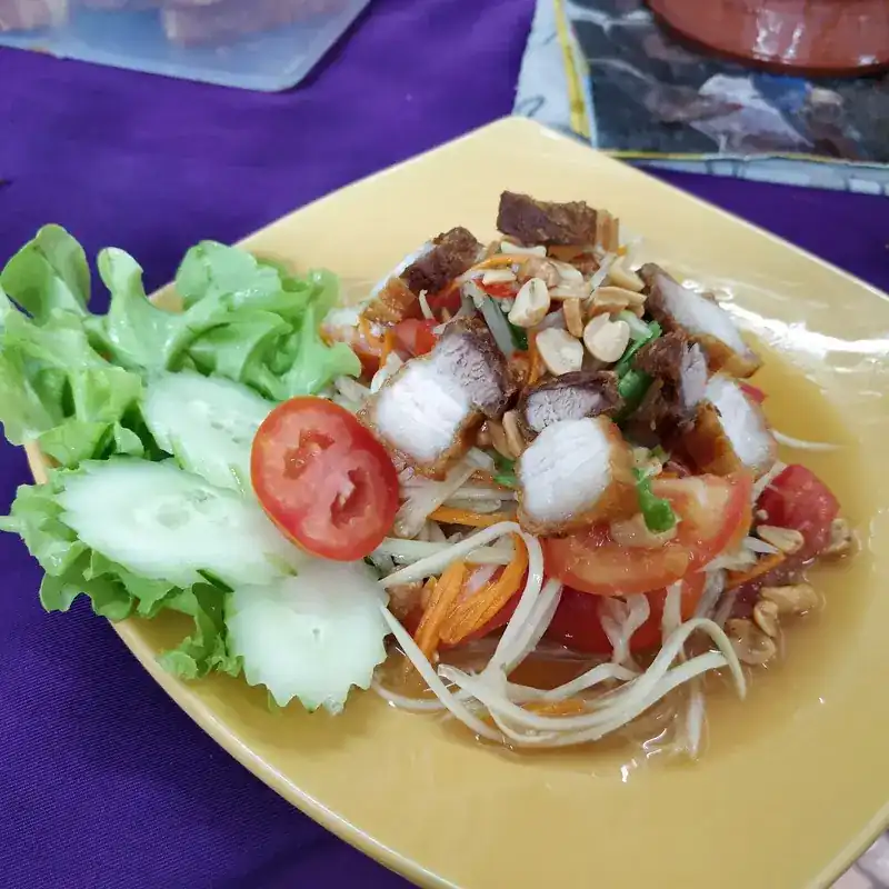 Papaya salad with crispy pork, cucumber and tomato