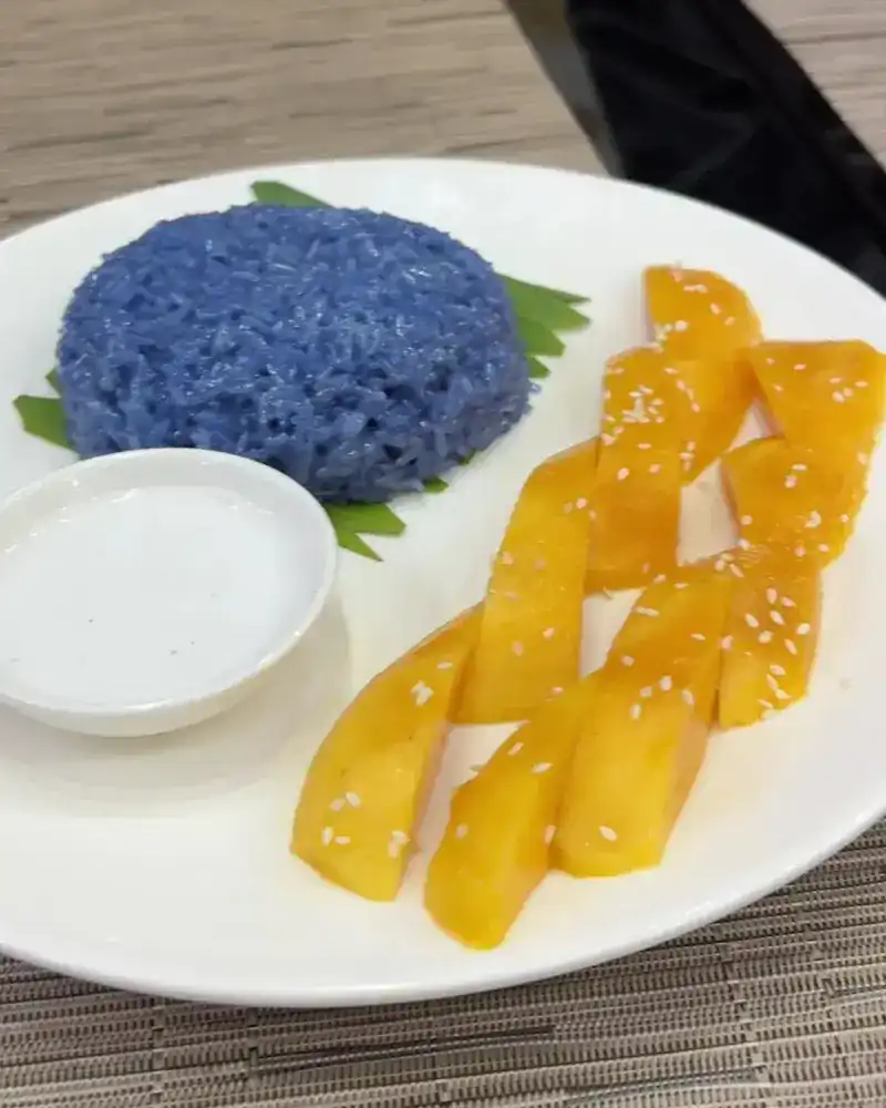 Mango sticky rice with blue butterfly-pea sticky rice, coconut cream and sesame / ข้าวเหนียวมะม่วง ข้าวเหนียวสีอัญชัน กะทิ และงาขาว