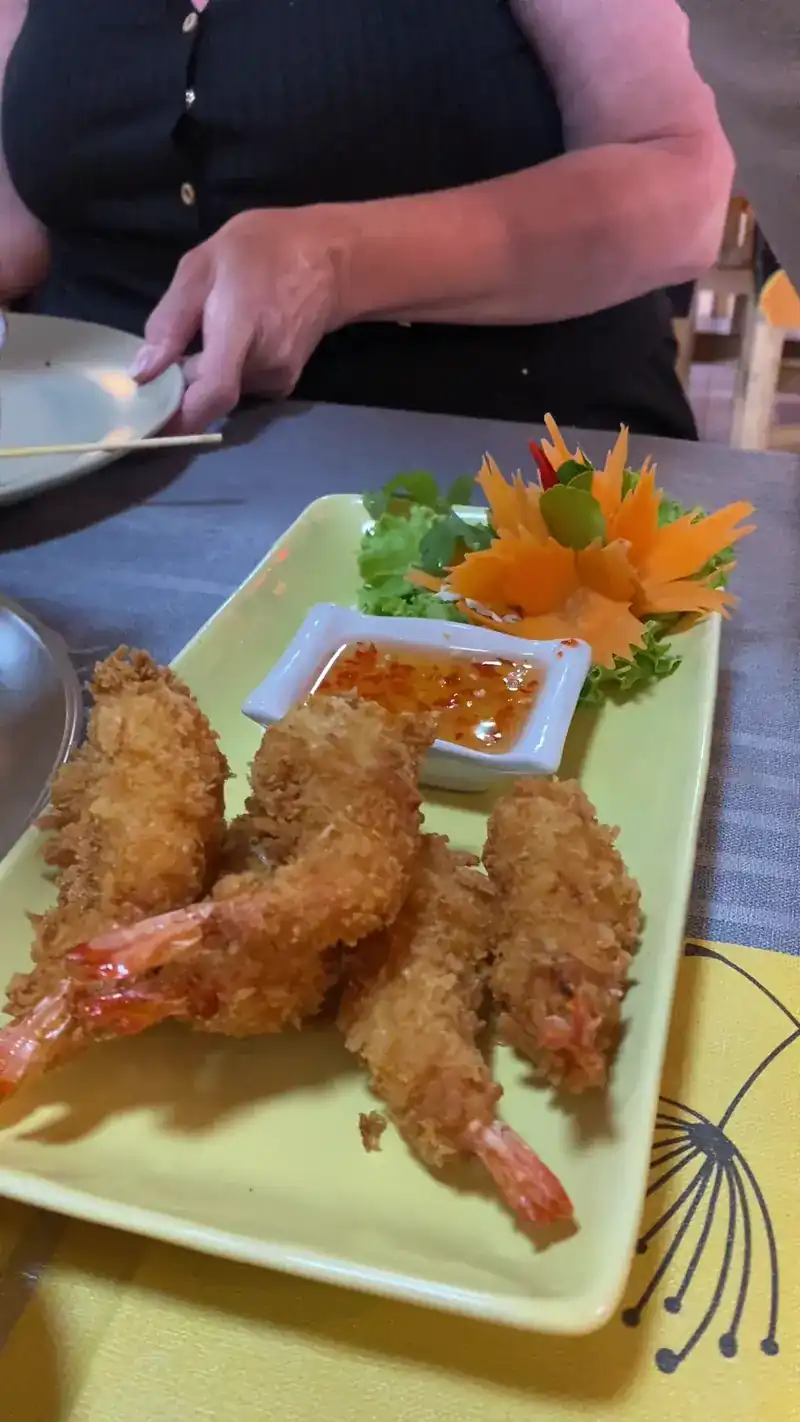 Fried breaded prawns with a dipping sauce / กุ้งชุบเกล็ดขนมปังทอดกับน้ำจิ้ม