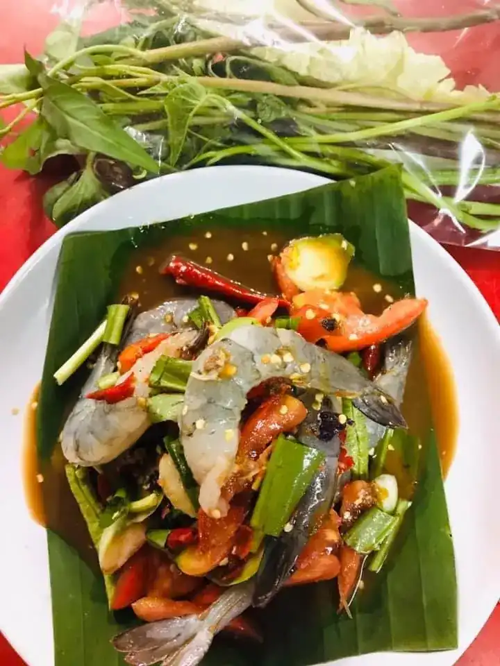 Raw shrimp in a spicy dressing on banana leaf, with fresh greens / กุ้งสดราดน้ำรสจัดบนใบตอง กับผักสด