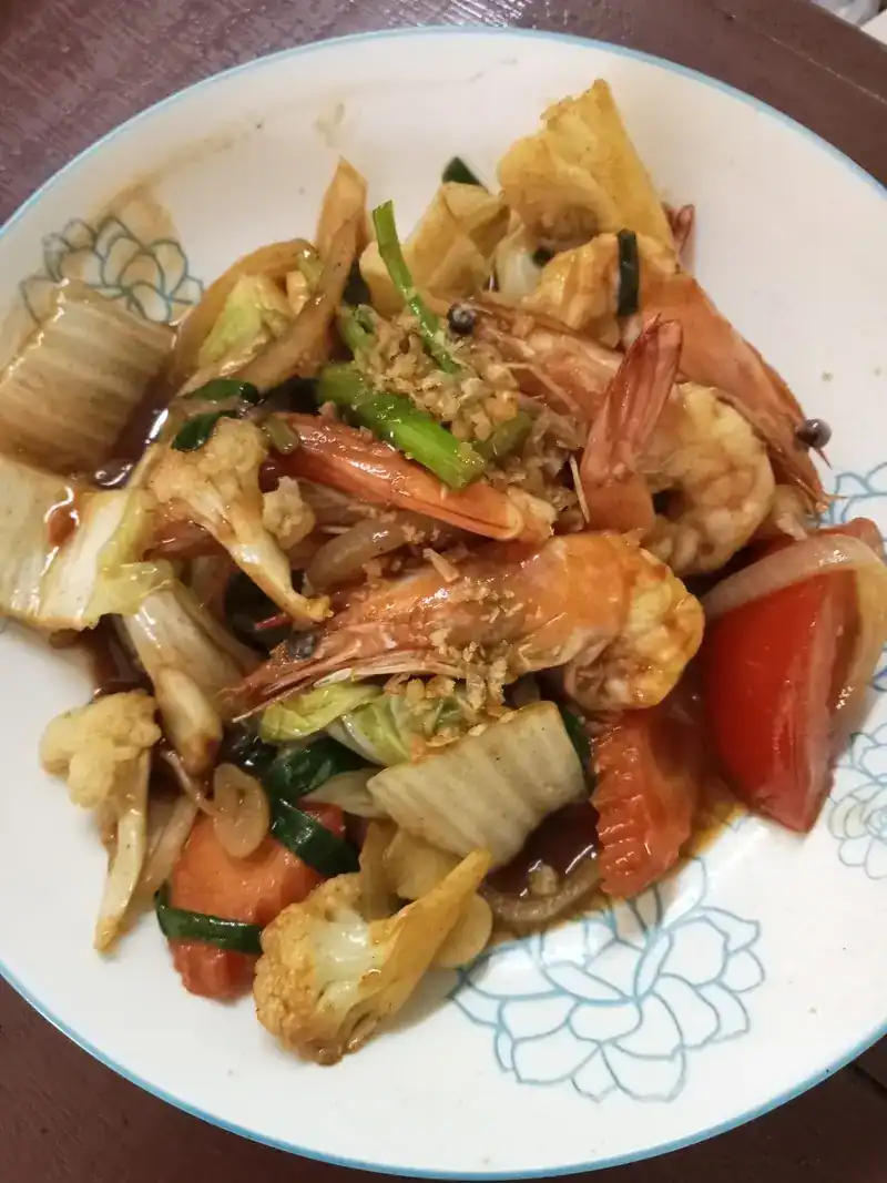 Prawns stir-fried with cabbage, cauliflower and tomato / กุ้งผัดกับกะหล่ำ ดอกกะหล่ำ และมะเขือเทศ
