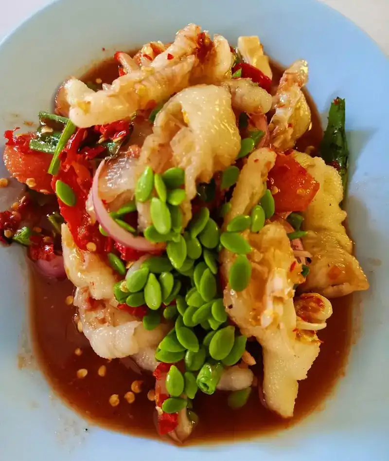Spicy salad with sator beans, tomato and red onion
