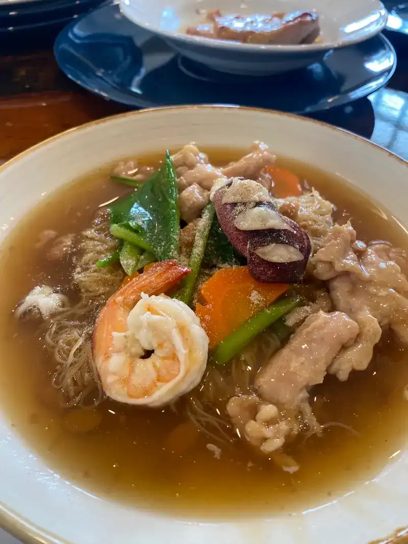 Noodles in a thick gravy with shrimp and vegetables