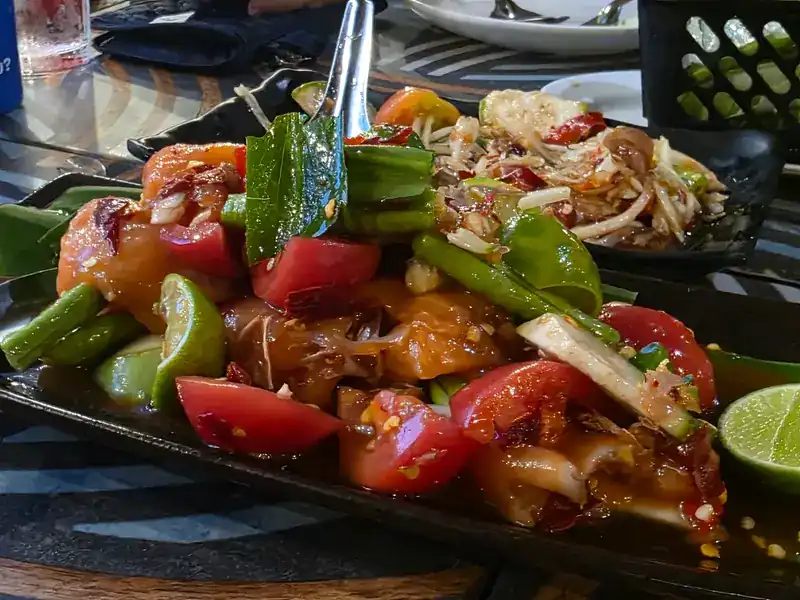 Papaya salad with tomato, long beans and lime