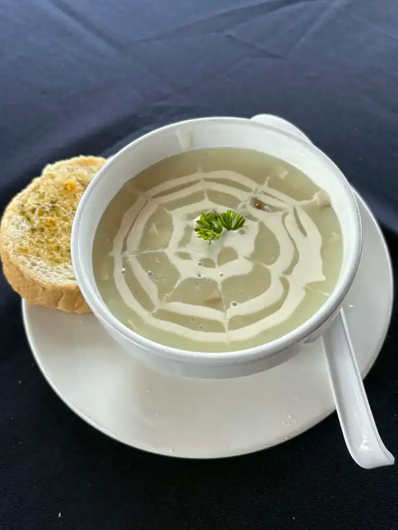 Cream soup with garlic bread